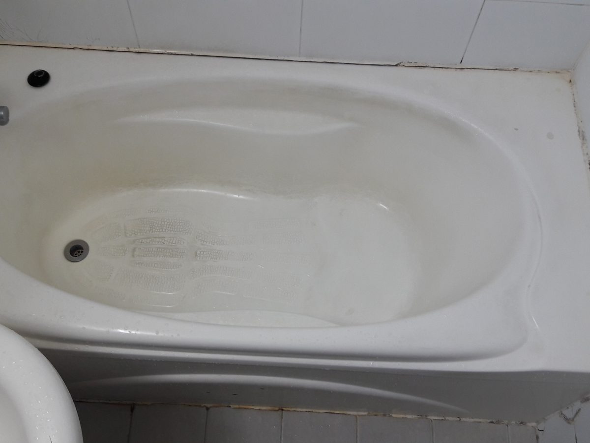 누렇게 변색된 욕조 바닥